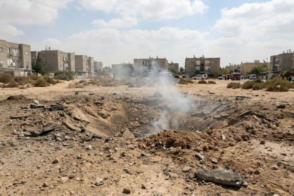 Огромная воронка появилась в земле в израильской Беэр-Шеве после удара ракеты