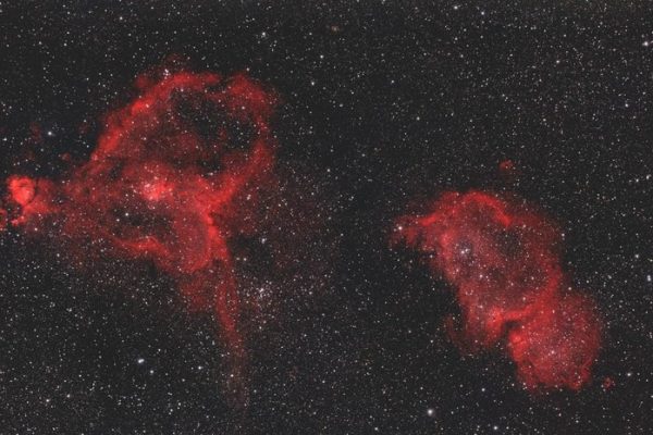 «Роскосмос» опубликовал к 8 Марта фото похожих на цветы туманностей