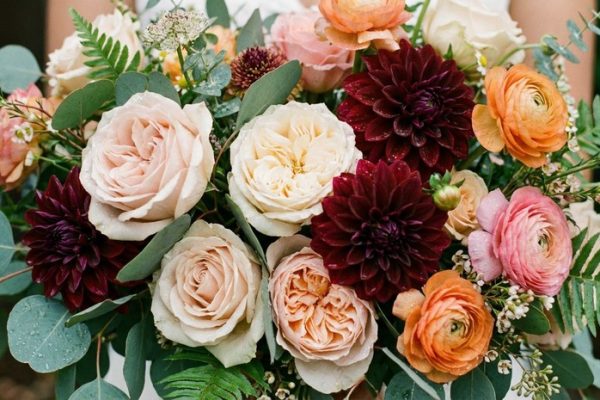 Футболисты «Факела» подарили цветы болельщицам, приехавшим на игру в Нижнекамск