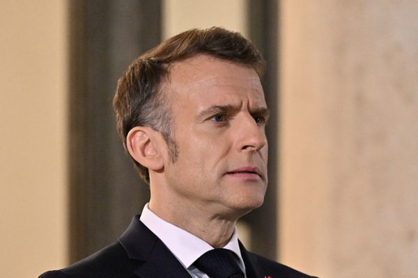 Макрон призвал Иран прекратить удары по странам Ближнего Востока