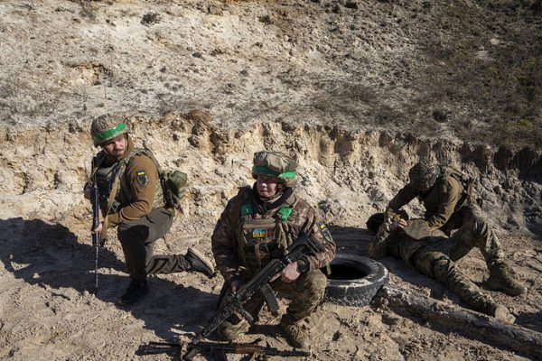 Эксперт Денисов: Зеленскому не нужен референдум для вывода ВСУ из Донбасса