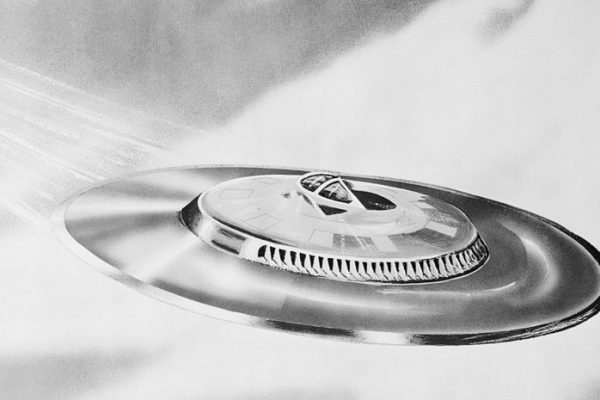 Мужчина оспаривает выговор за поиск чертежей НЛО и роликов об СВО на работе