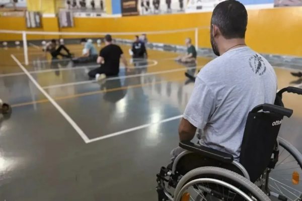 В Астрахани для ветеранов спецоперации проводят тренировки по волейболу