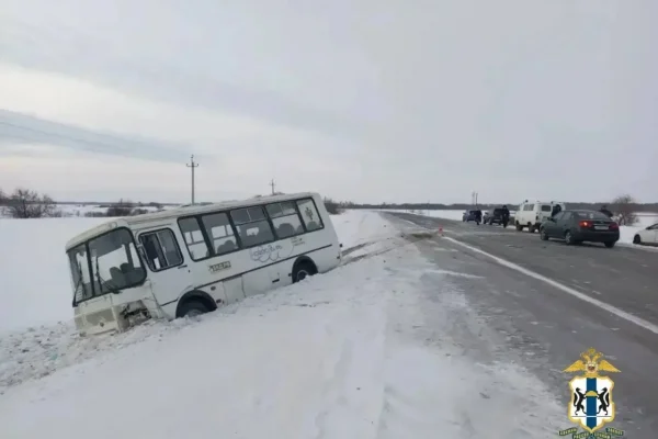 Пассажирский автобус столкнулся с легковушкой в Новосибирской области