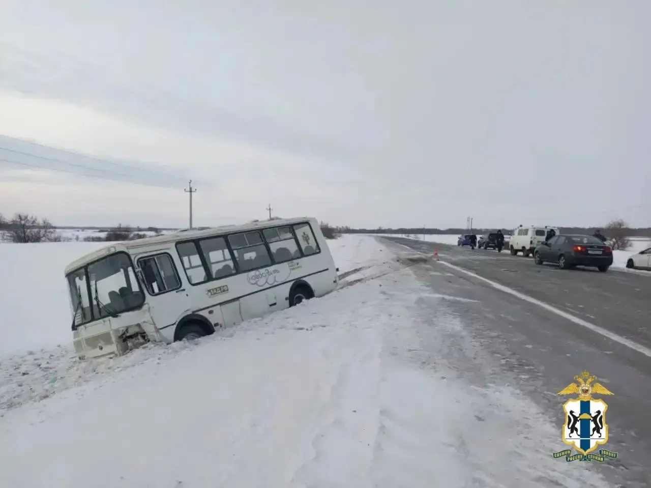 Пассажирский автобус столкнулся с легковушкой в Новосибирской области