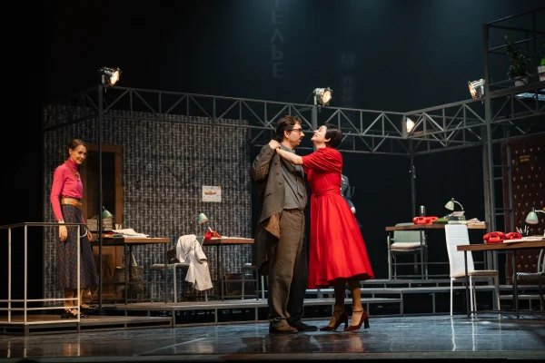 «Щемящее чувство ностальгии»: в Красноярске прошла премьера спектакля «Служебный роман»