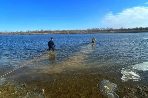 В Астраханской области водолазы нашли затонувшую машину
