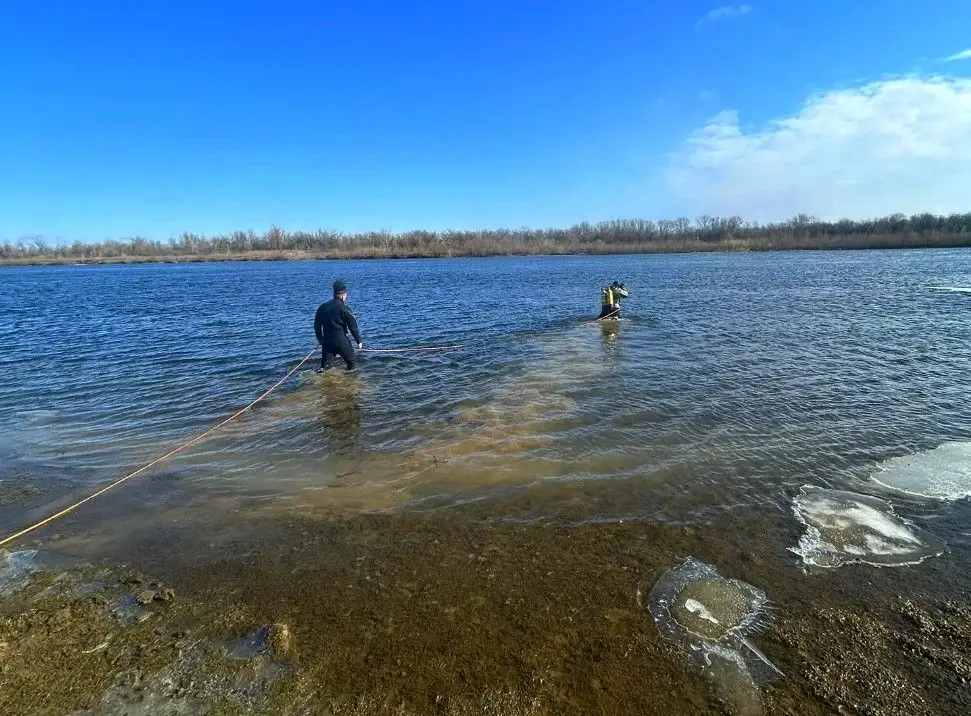 В Астраханской области водолазы нашли затонувшую машину