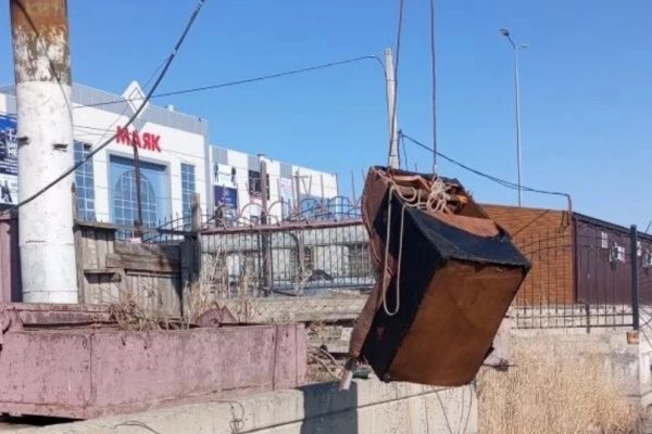 Астраханцы выбрасывают в городские каналы мебель, коляски и одежду | АРБУЗ