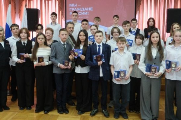 В День воссоединения Крыма с Россией юные астраханцы получили паспорта