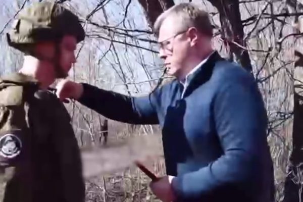 Игорь Бабушкин вручил медали астраханским бойцам прямо на фронте | АРБУЗ