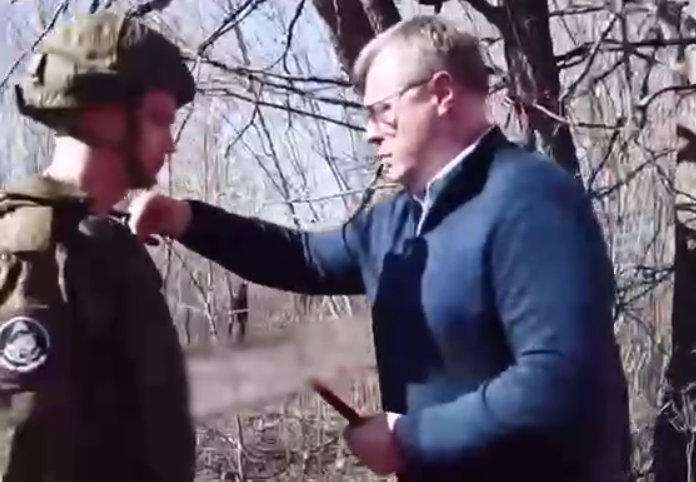 Игорь Бабушкин вручил медали астраханским бойцам прямо на фронте | АРБУЗ