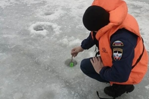 Спасатели предупредили астраханцев о хрупком льде на водоёмах