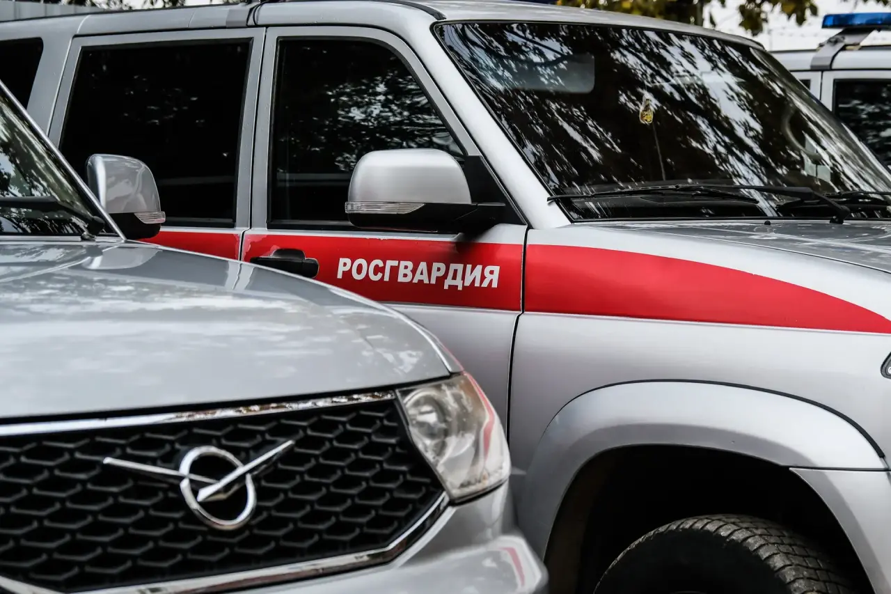 В Астрахани мужчина приставал к несовершеннолетней девочке и преследовал ее