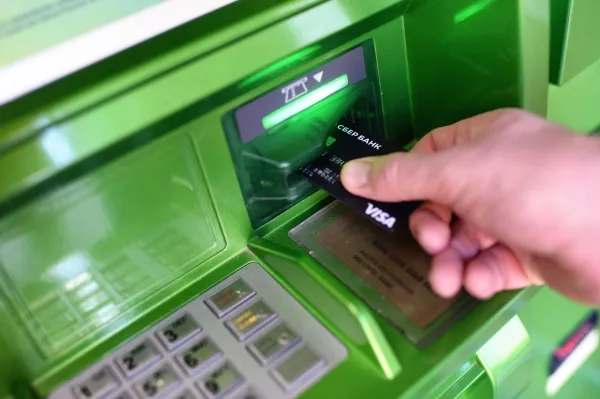 В Красноярском крае будут судить экс-директора банка за кражу восьми тысяч долларов у клиента