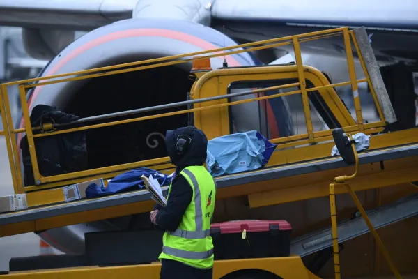 Авиакомпания заплатит жительнице Красноярского края за порчу багажа