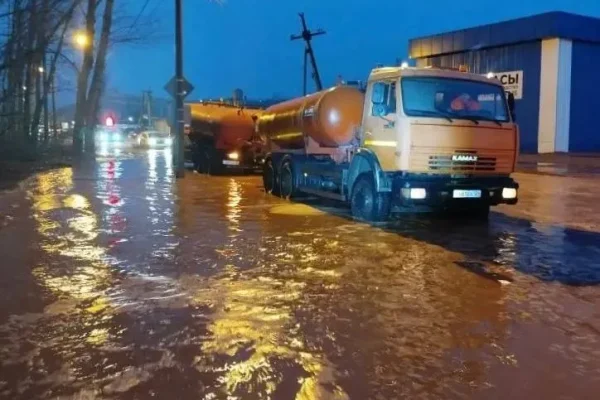 В Красноярске откачали «6 000 ванн» воды с улиц