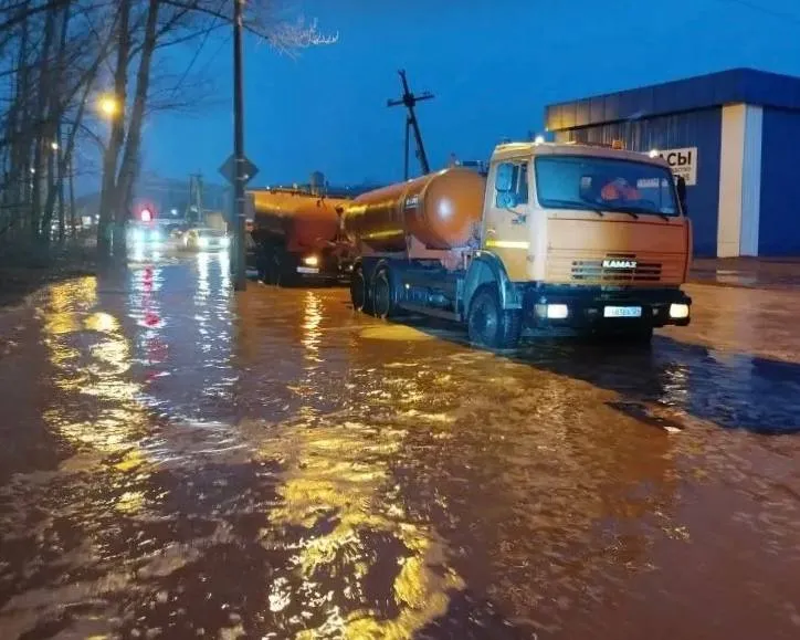 В Красноярске откачали «6 000 ванн» воды с улиц