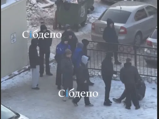 В центре Кемерова толпа подростков жестоко избила мальчика на глазах у прохожих — те не вмешались