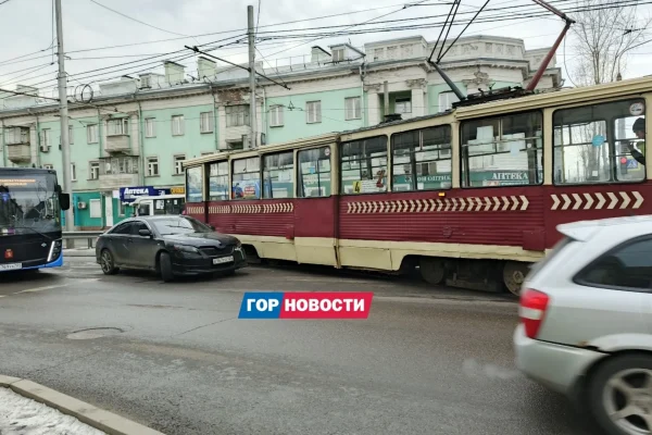 В Красноярске трамвай сошел с рельсов после ДТП на Мичурина