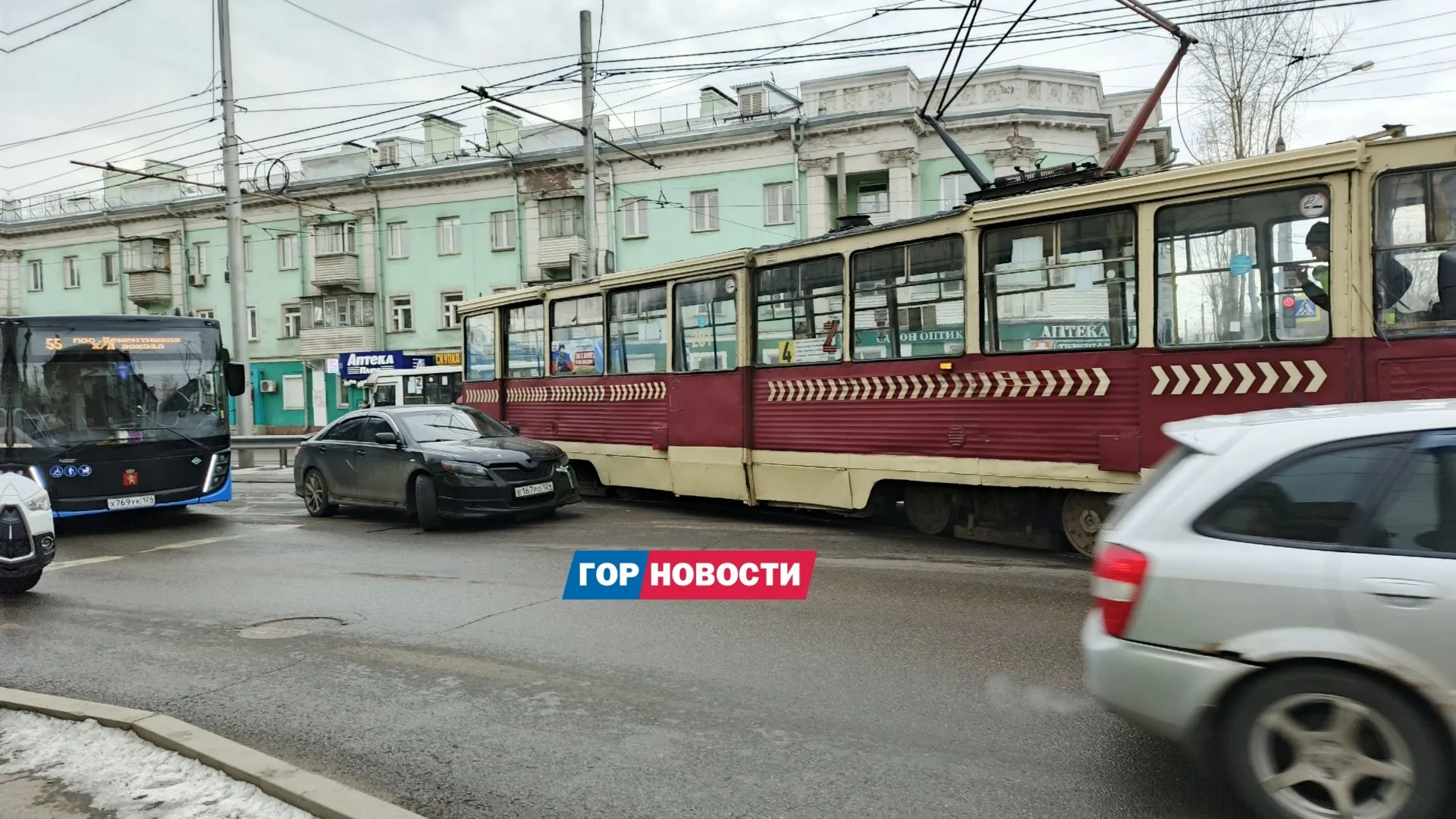 В Красноярске трамвай сошел с рельсов после ДТП на Мичурина