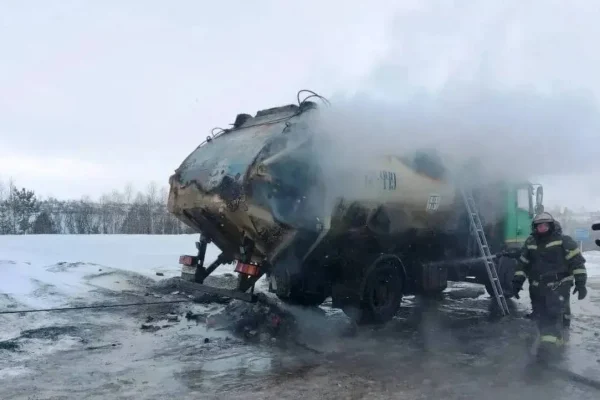 Пожар из‑за горячей золы: в Иланском загорелся мусоровоз