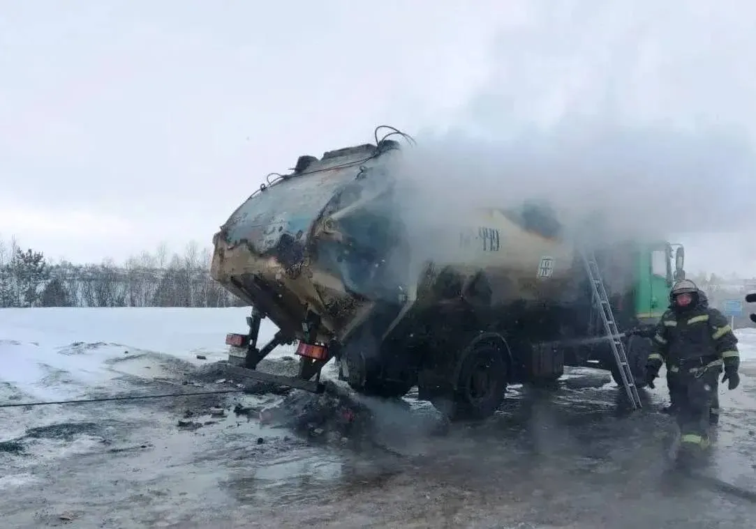 Пожар из‑за горячей золы: в Иланском загорелся мусоровоз