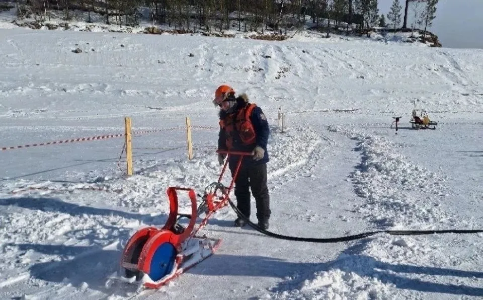 В Красноярском крае спасатели начали распиливать лед на водохранилище и закрыли переправу на Енисее