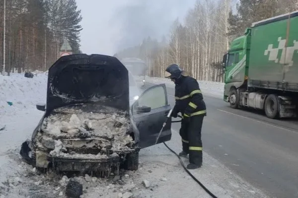 Автомобиль загорелся на трассе в Красноярском крае