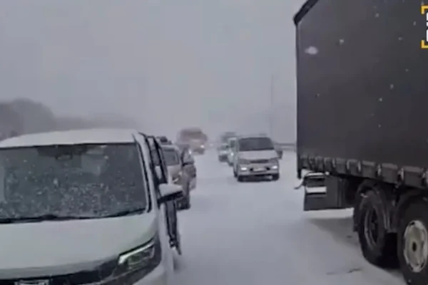 Мартовский снегопад парализовал Уссурийск: массовые аварии, перекрытые трассы и 9-балльные пробки