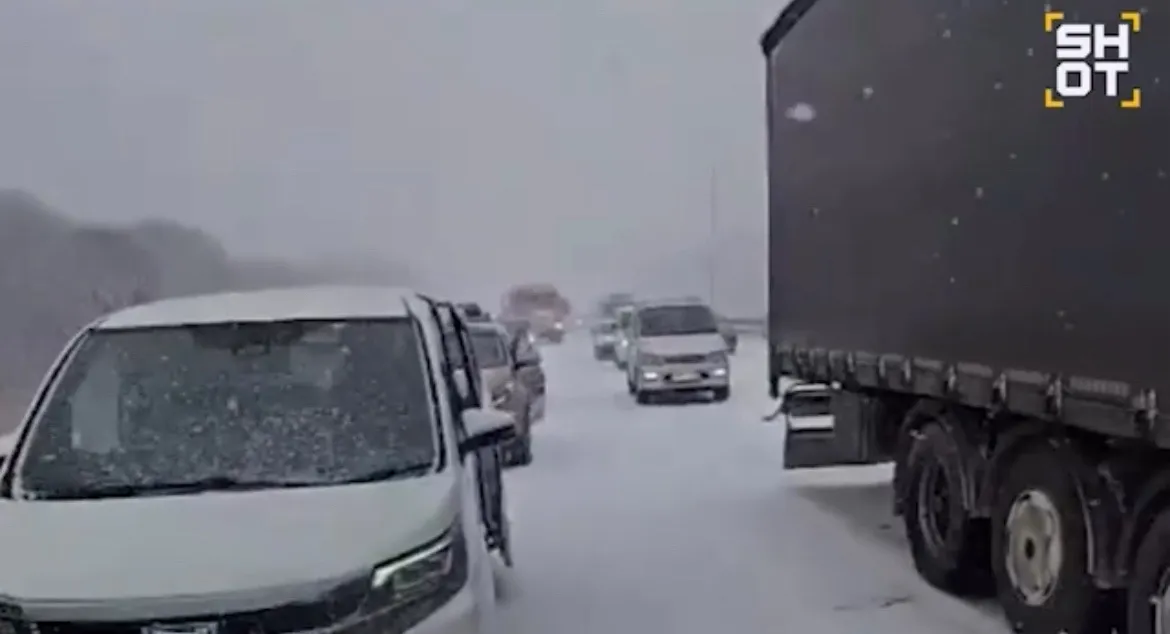 Мартовский снегопад парализовал Уссурийск: массовые аварии, перекрытые трассы и 9-балльные пробки