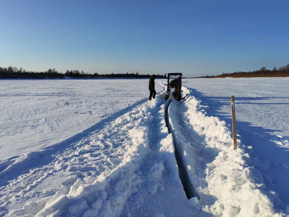 Лед начали резать на реке Томь в Томской области для предотвращения заторов во время паводка