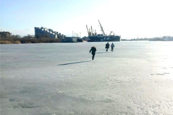 В Астрахани дети устроили опасные игры, пришлось вызывать спасателей | АРБУЗ