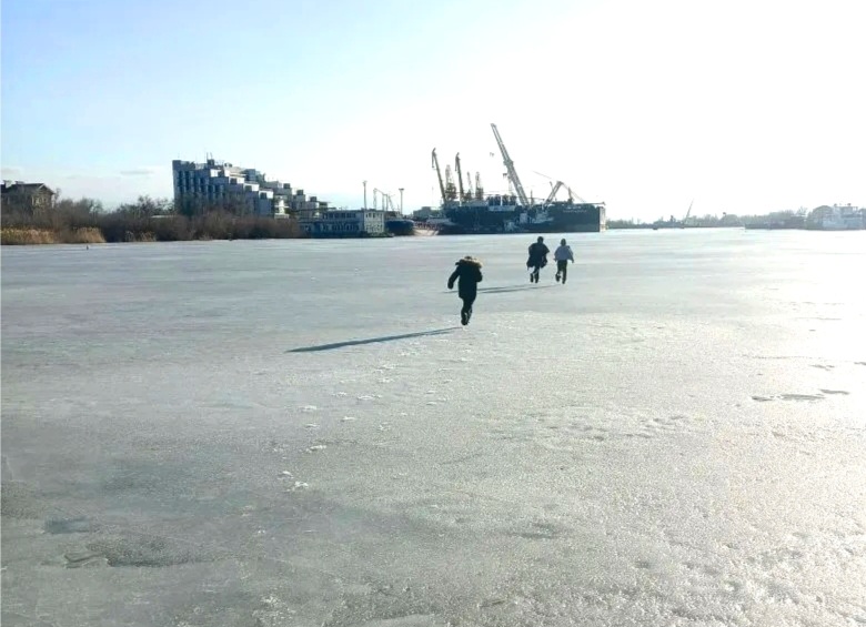 В Астрахани дети устроили опасные игры, пришлось вызывать спасателей | АРБУЗ