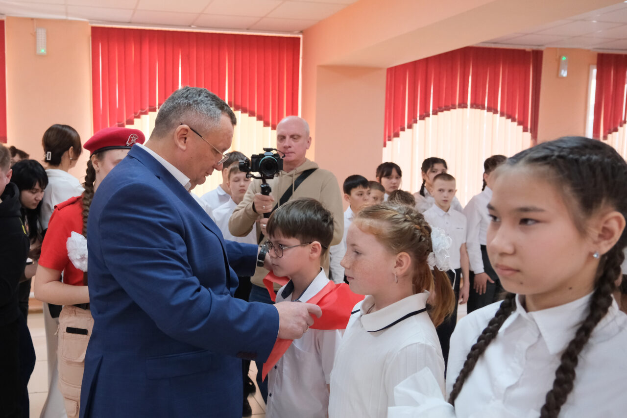 Игорь Мартынов повязал галстуки новым участникам Движения Первых в Камызяке | АРБУЗ