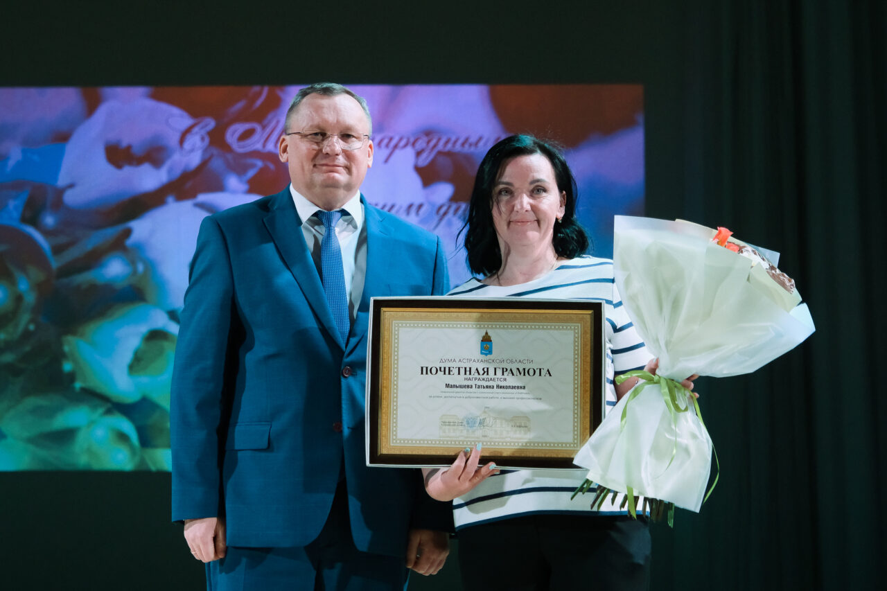 Игорь Мартынов поздравил женщин Астраханской области с 8 марта | АРБУЗ