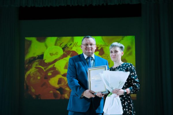 Игорь Мартынов поздравил жительниц Камызякского района с Восьмым марта | АРБУЗ