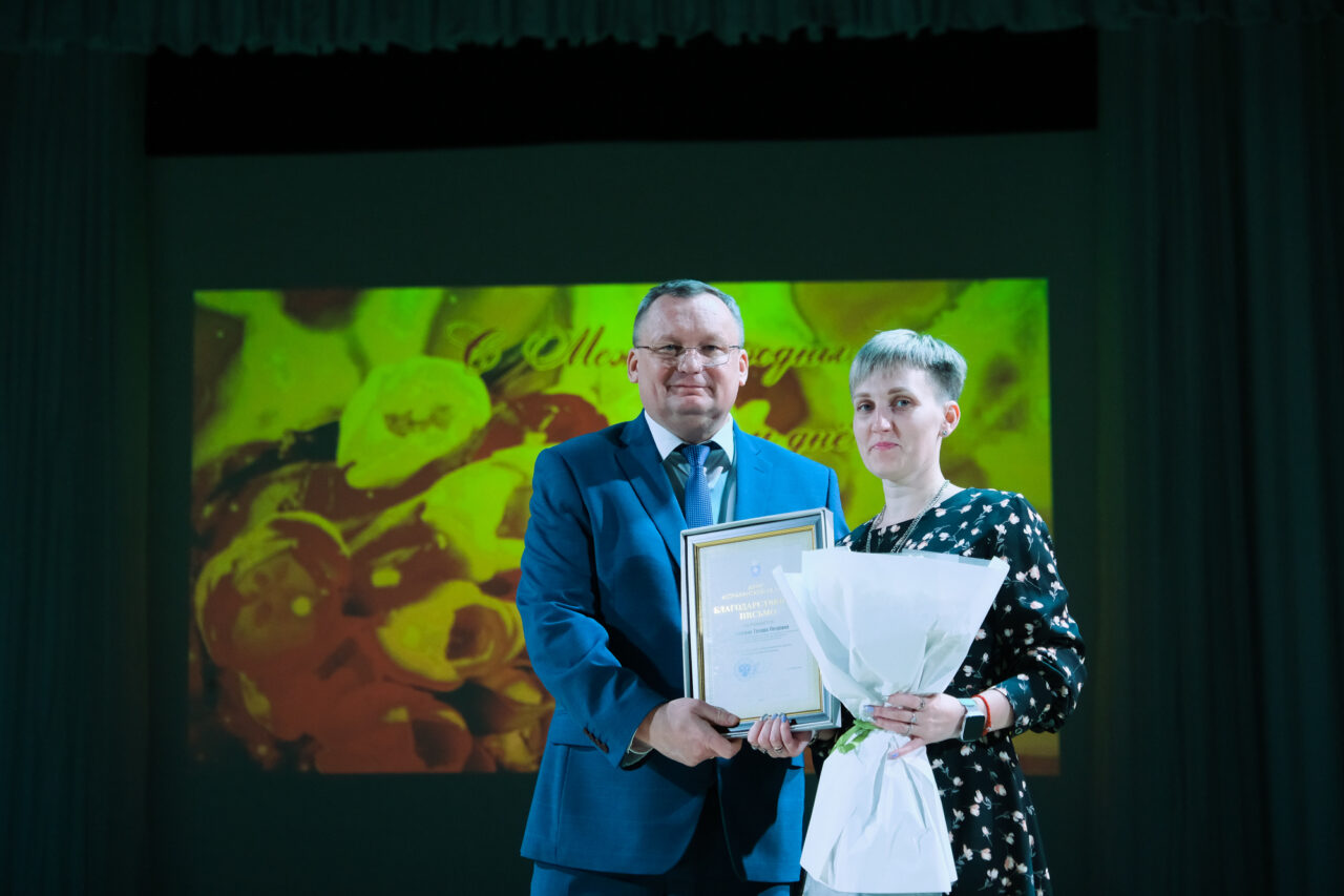 Игорь Мартынов поздравил жительниц Камызякского района с Восьмым марта | АРБУЗ