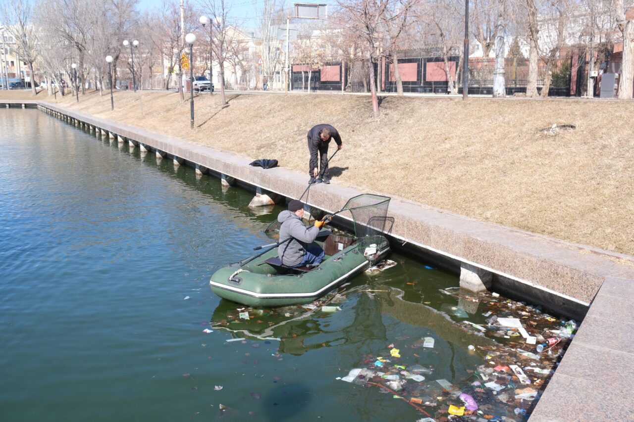 Неприглядная картина: астраханцы закидали мусором Лебединое озеро | АРБУЗ