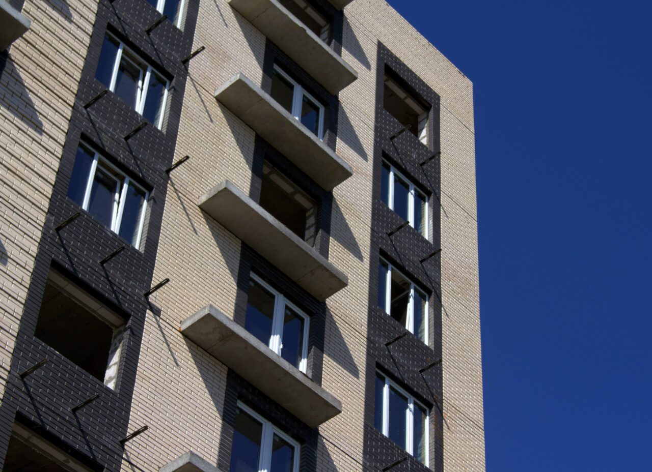 В Астрахани старшие дети случайно заперли в комнате 10-месячного брата | АРБУЗ