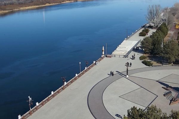 Большой разлив нефтепродуктов замечен на Волге в Астрахани | АРБУЗ