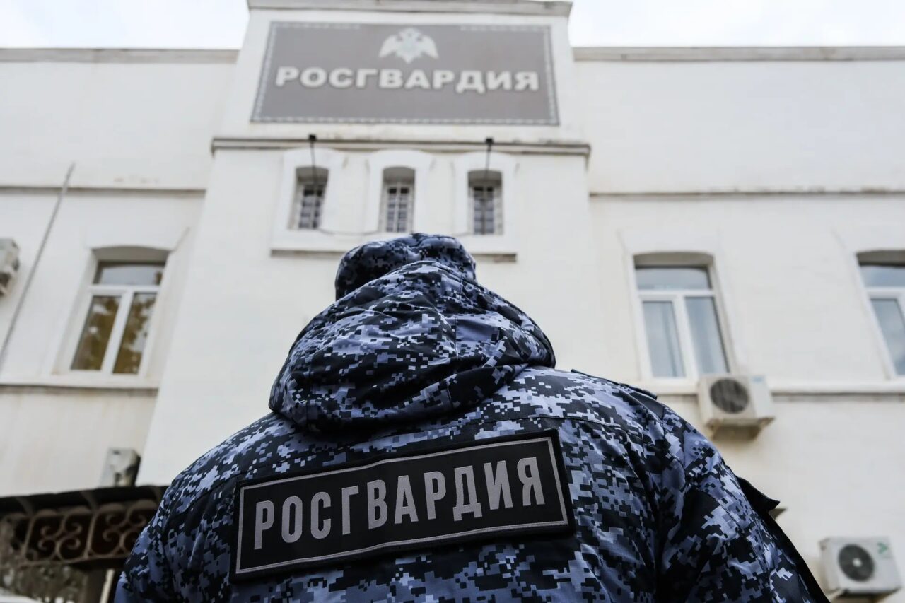 Под Астраханью случайно задержали мужчину, его искали по всей стране: плывший по волнам | АРБУЗ