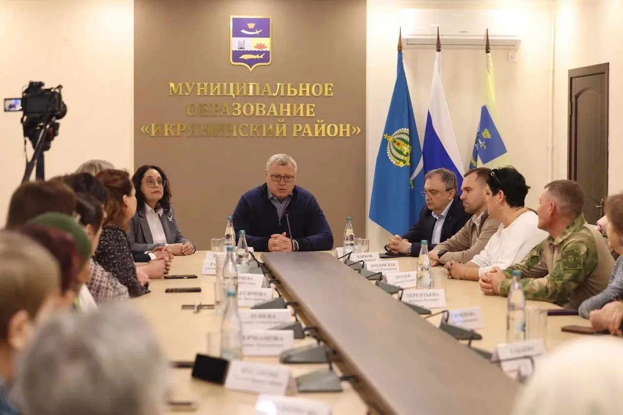 Игорь Бабушкин наградил астраханских волонтеров за помощь фронту | АРБУЗ