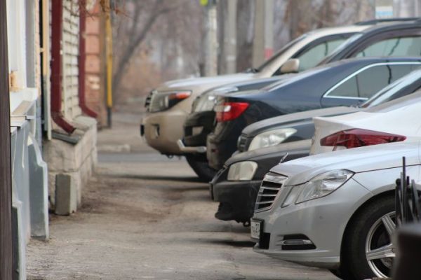 Автомобили, которые планировали доставлять в Россию паромами из Ирана в Астрахань, где-то застряли