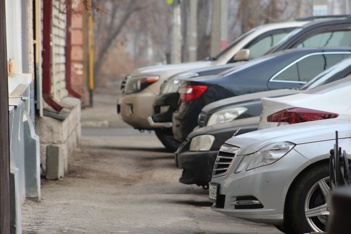 Автомобили, которые планировали доставлять в Россию паромами из Ирана в Астрахань, где-то застряли