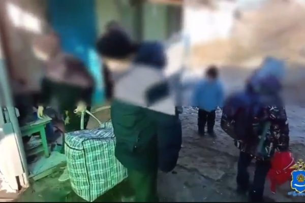 Астраханская полиция рассказала, за что из России выдворяют двух женщин с детьми | АРБУЗ