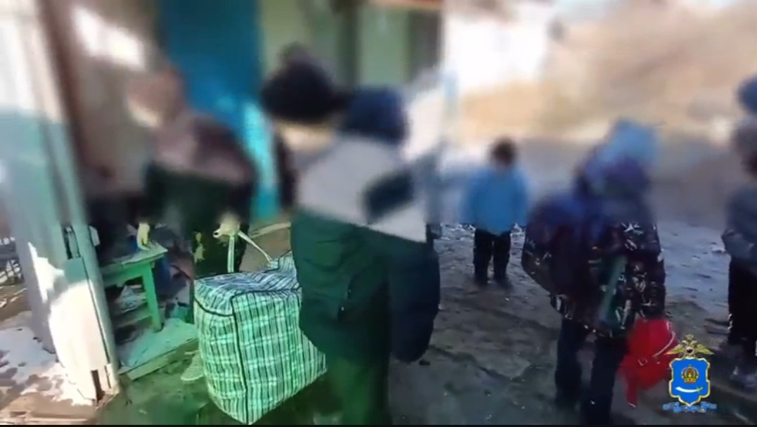 Астраханская полиция рассказала, за что из России выдворяют двух женщин с детьми | АРБУЗ