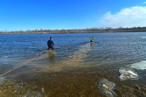 Из реки в Астраханской области вытащили утонувший автомобиль, он просто стоял на дне | АРБУЗ