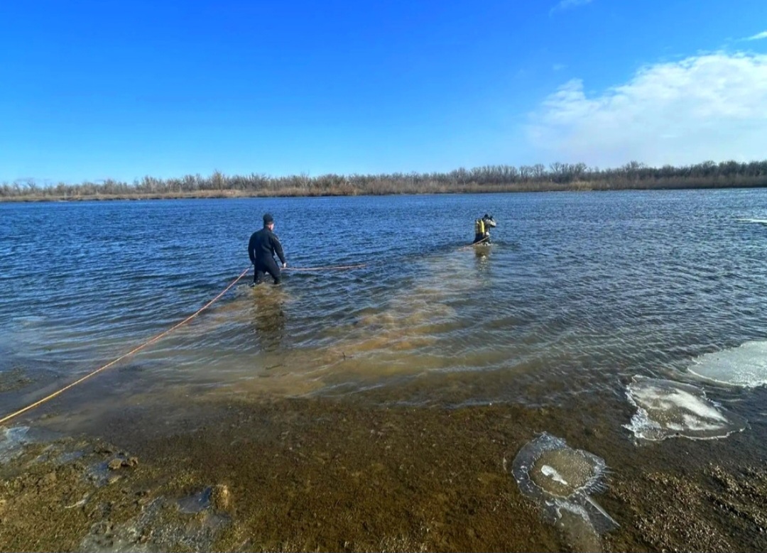 Из реки в Астраханской области вытащили утонувший автомобиль, он просто стоял на дне | АРБУЗ
