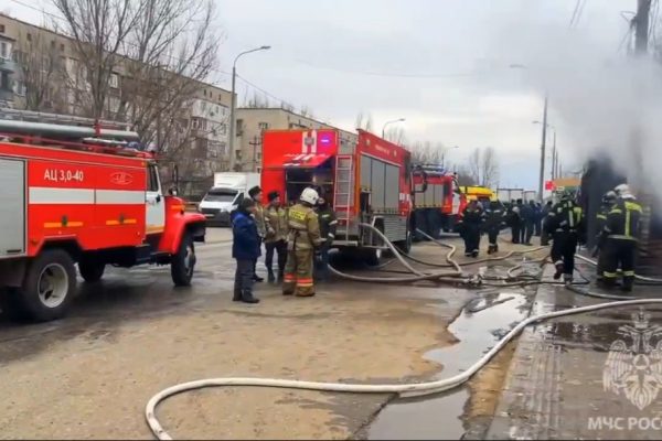 В Астрахани на мини-рынке сгорели ларьки | АРБУЗ